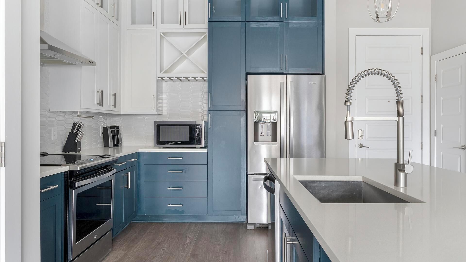 Een koelkast, een eettafel