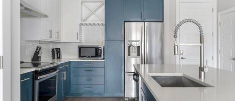 Een koelkast, een eettafel