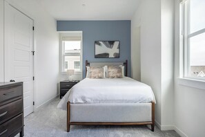 Desk, iron/ironing board, WiFi, bed sheets - Landing | Chic 3BD in Lee's Summit (Lee's Summit)