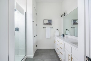 Bathroom - Landing | Beautiful 3BD in Lee's Summit (Lee's Summit)