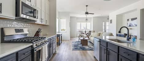 Kühlschrank, Esstisch