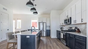 Unclassified image, 4 of 28, button - Landing | Chic 3BD in Lee's Summit (Lee's Summit)