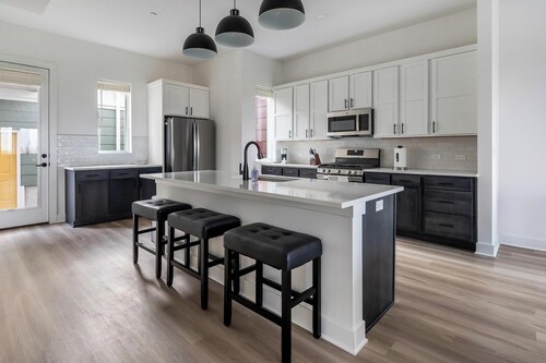 Landing | Modern 2BD in Lee's Summit