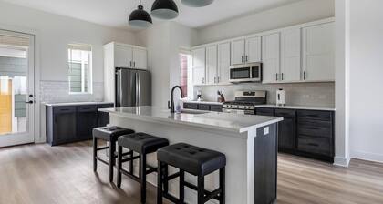 Landing | Modern 2BD in Lee's Summit