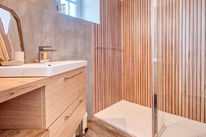 Een douche, een haardroger, handdoeken