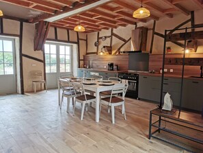 Private kitchen - Spacious Holiday Home in Sorges-et-Ligueux-en-Périgord – Up to 6 Guests (Sorges et Ligueux en Périgord)