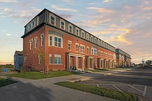 Exterior - Landing | Incredible 3BD in Lee's Summit (Lee's Summit)