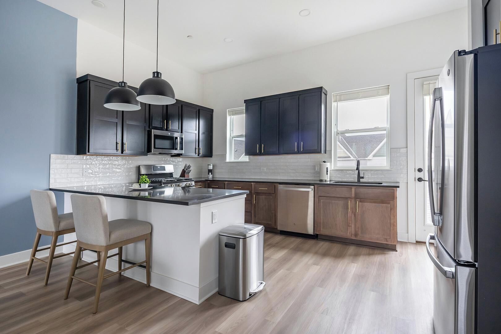 Réfrigérateur, tables à manger