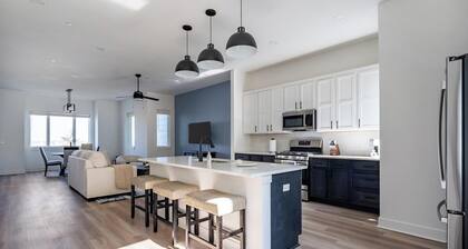 Landing | Spectacular 3BD in Lee's Summit