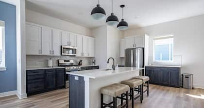 Landing | Incredible 3BD in Lee's Summit