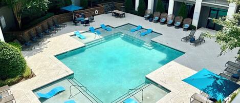 Alberca al aire libre y alberca climatizada