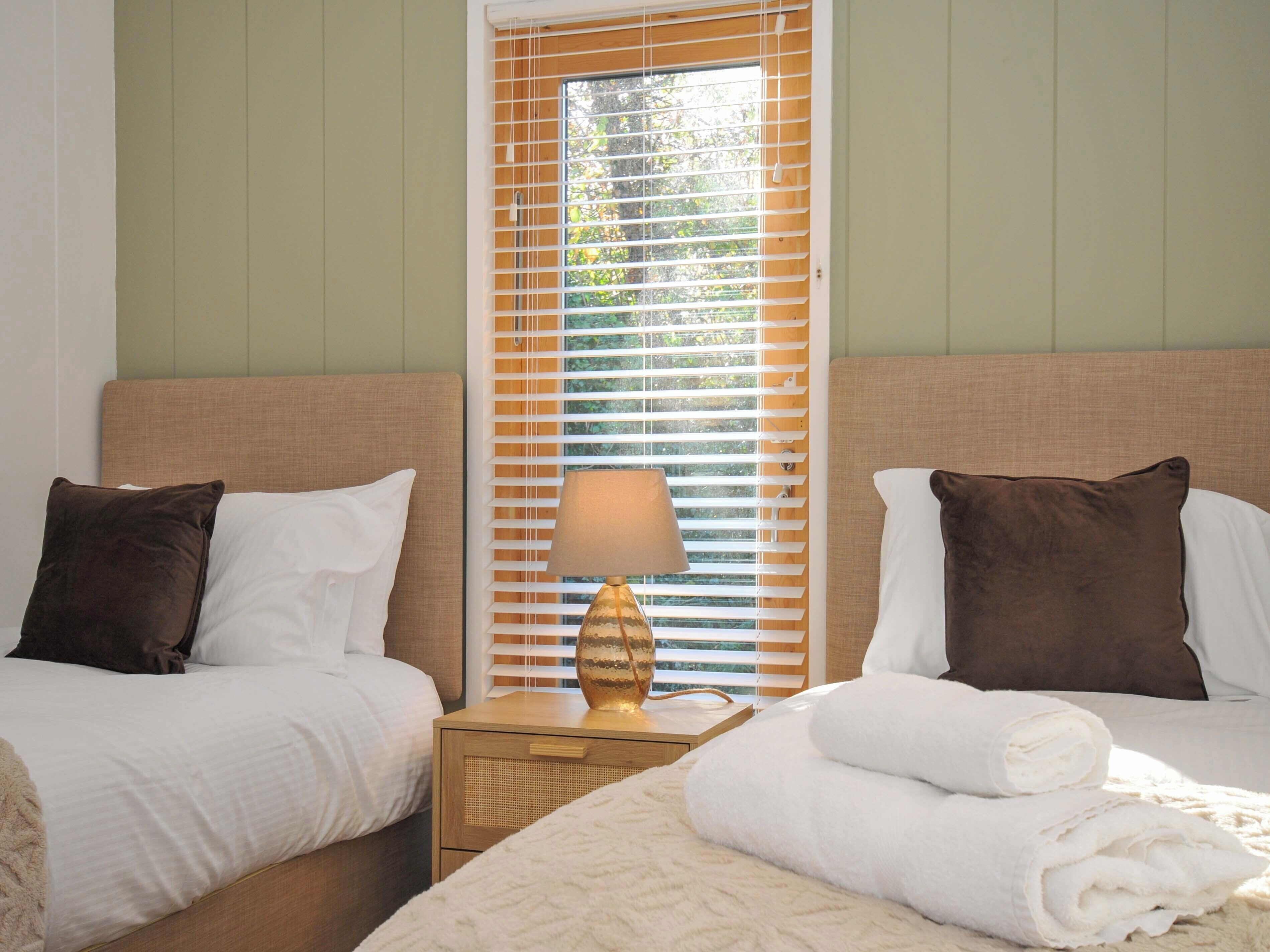 2 عدّة غرف نوم وبديكورات فريدة لكل غرفة وطراز فريد لكل وحدة