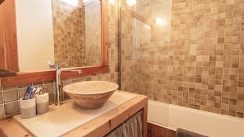 Dusche, kostenlose Toilettenartikel, Haartrockner, Handtücher