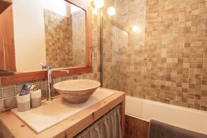 Dusche, kostenlose Toilettenartikel, Haartrockner, Handtücher