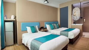 Superior Double Room | Bathroom | Shower, hair dryer, towels, shampoo