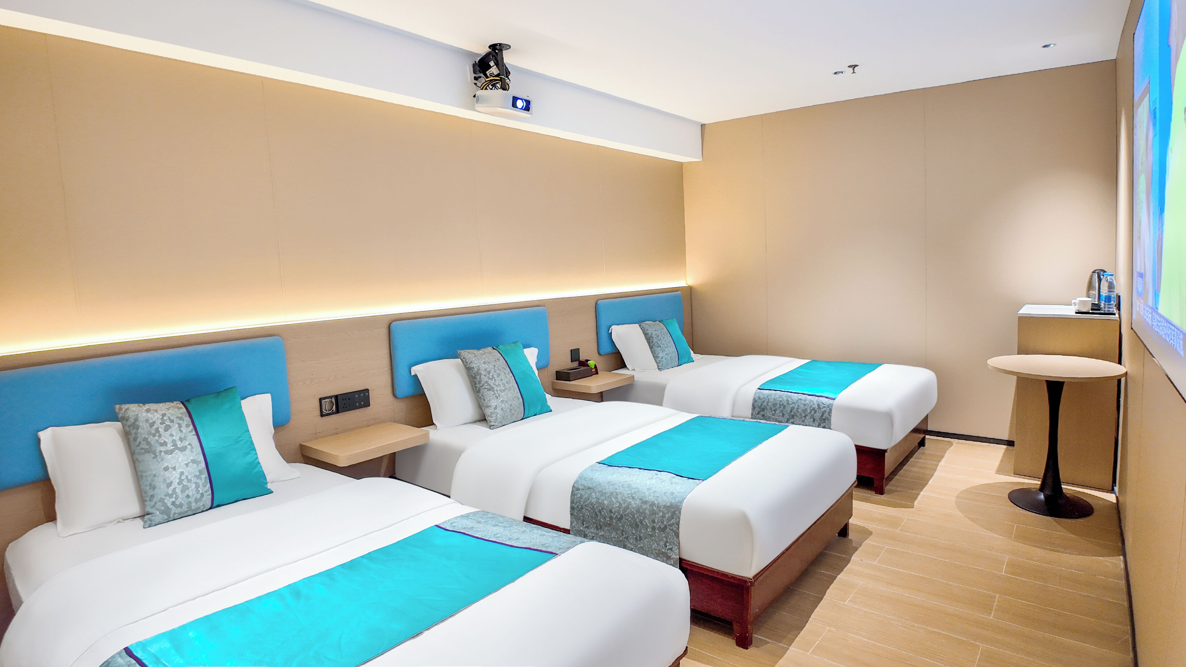 Comfort Triple Room | Desk, laptop workspace, WiFi (free)
