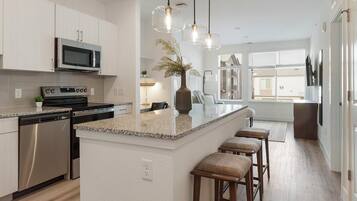 Kühlschrank, Esstisch