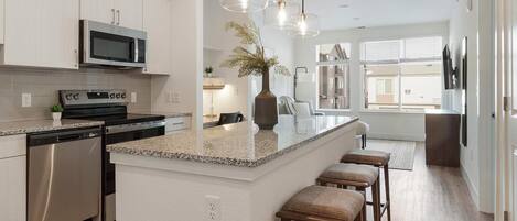 Réfrigérateur, table de salle à manger