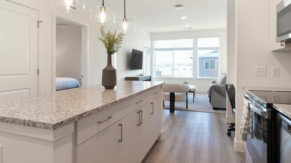 Escritorio, tabla de planchar con plancha, wifi y ropa de cama 