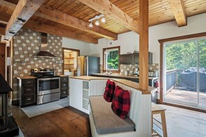 Fridge, microwave, oven, stovetop - Le Chic Montagnard - Chalet avec SPA et piscine (Morin-Heights)