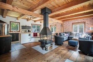 TV, fireplace - Le Chic Montagnard - Chalet avec SPA et piscine (Morin-Heights)