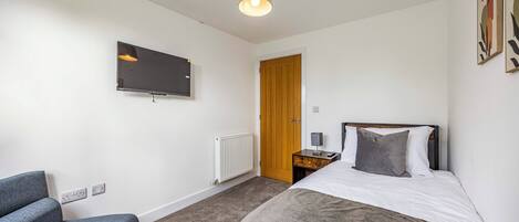 3 makuuhuonetta, yksilöllisesti sisustettu, yksilöllisesti kalustettu