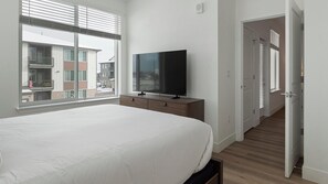 Escritorio, tabla de planchar con plancha, wifi y ropa de cama 