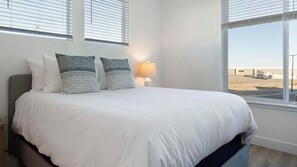 Escritorio, tabla de planchar con plancha, wifi y ropa de cama