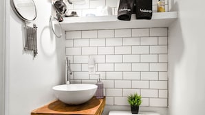Hair dryer, towels, soap, toilet paper - Pullen 25 - Welcome Home + Modern Style + Free Parking (Raleigh)