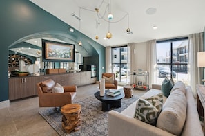 Smart TV - Landing | Modern 1BD, Gym, Pool (Leander)