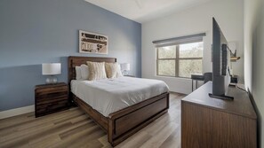 Escritorio, tabla de planchar con plancha, wifi y ropa de cama