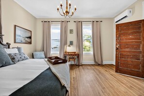 1 slaapkamer, een bureau, een strijkplank/strijkijzer, reisbedje