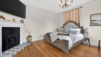 1 chambre, bureau, fer et planche à repasser, lit de bébé portatif