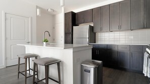 Refrigerador y comedor 