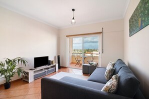 TV - Holiday Apartment 'Apartamento da Tamara' with Shared Terrace, Balcony & Wi-Fi (Armação de Pêra)