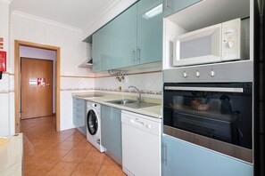 Fridge, microwave, oven, stovetop - Holiday Apartment 'Apartamento da Tamara' with Shared Terrace, Balcony & Wi-Fi (Armação de Pêra)