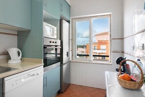 Fridge, microwave, oven, stovetop - Holiday Apartment 'Apartamento da Tamara' with Shared Terrace, Balcony & Wi-Fi (Armação de Pêra)