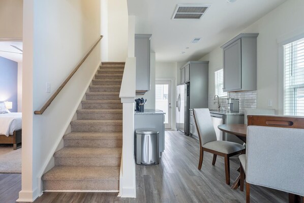 Escritorio, tabla de planchar con plancha, wifi y ropa de cama