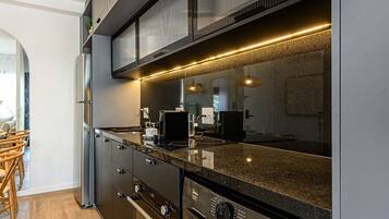 Kühlschrank, Mikrowelle, Wasserkocher mit Kaffee-/Teezubehör