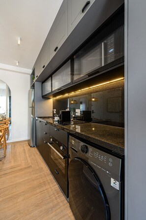 Kylskåp, mikrovågsugn och kaffe- och tebryggare