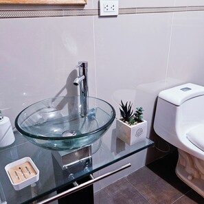 تجهيزات دش، مجففات شعر، مناشف، صابون