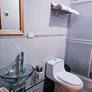 تجهيزات دش، مجففات شعر، مناشف، صابون