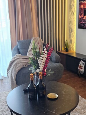 Smart TV, fireplace