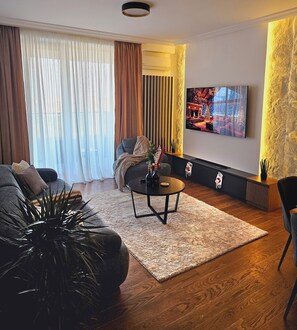 Smart TV, fireplace