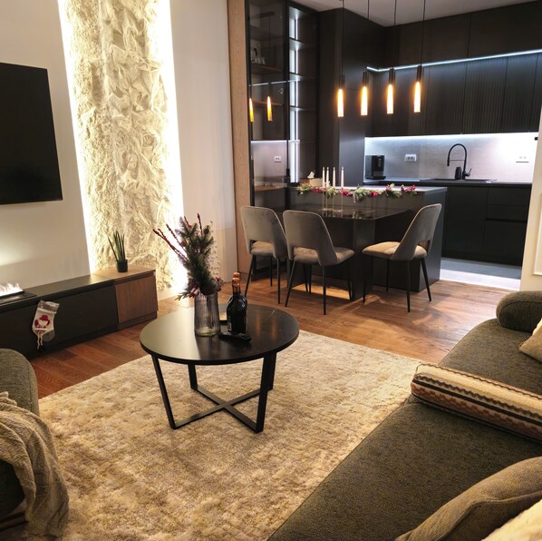 Smart TV, fireplace