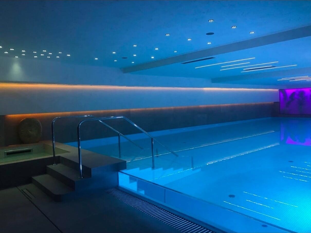 Una piscina cubierta
