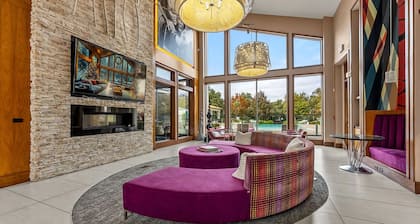 Landing | Beautiful 2BD, Pool, Clubhouse