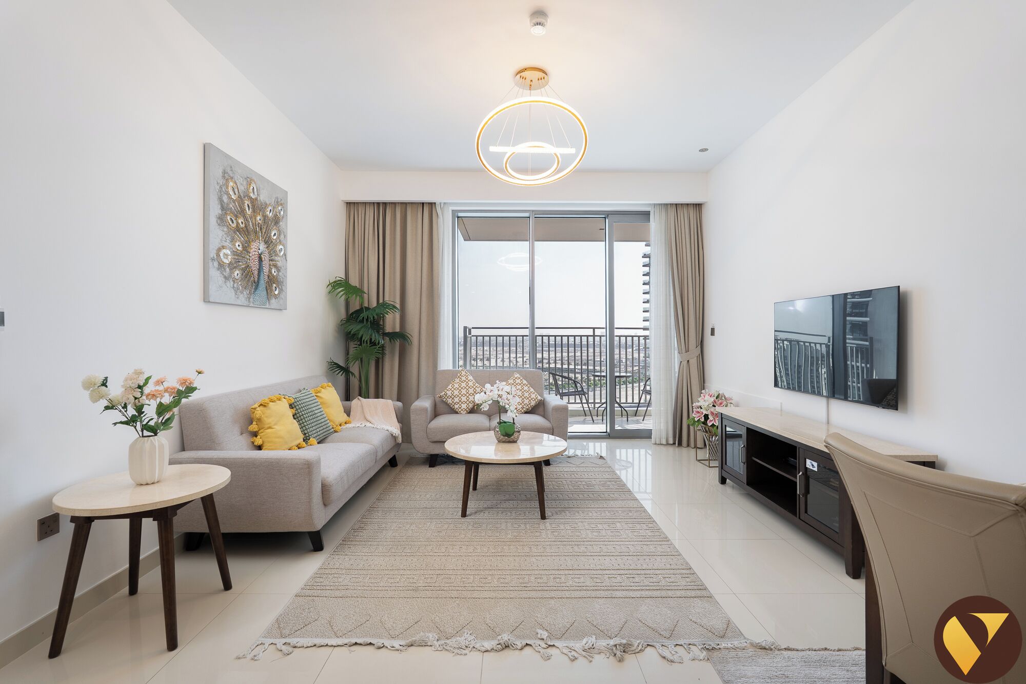 Departamento de lujo, balcón, vista al canal | Área de sala de estar | Smart TV de 65 pulgadas con canales por cable 