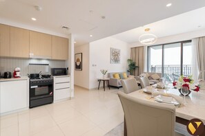 Apartemen Mewah, balkon, pemandangan kanal | Dapur pribadi | Lemari es besar, microwave, oven, dan kompor