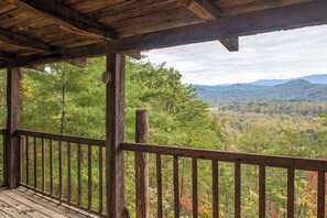 Property grounds - Cozy log cabin w/ Free Attraction TIckets, private hot tub, fireplace, & deck (Townsend)